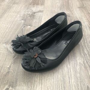 Ecco Black Leather Keystone Flower Slip-On Flats Shoes Women Size 38 EU 7-7.5 US
